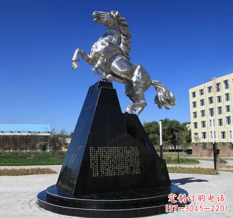 泰州不锈钢企业广场上的马雕塑