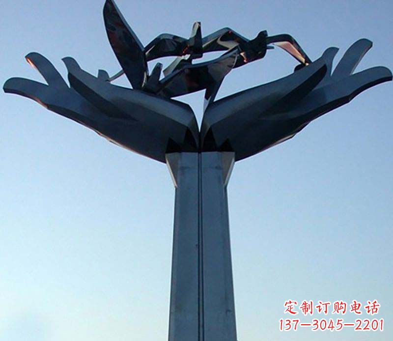 泰州不锈钢手托鸽子雕塑象征着和平与爱