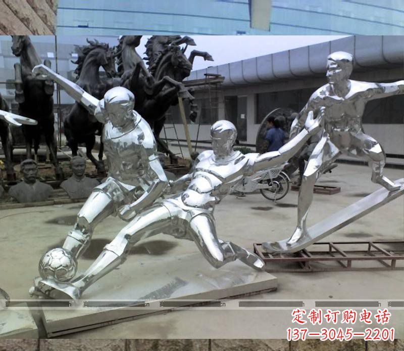 泰州玩足球的不锈钢雕塑