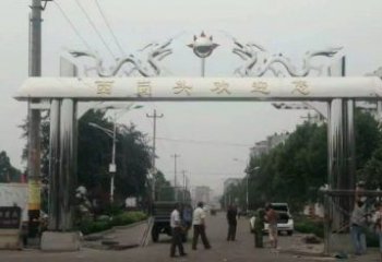 泰州不锈钢双龙戏珠牌坊传承文化的雕塑之美