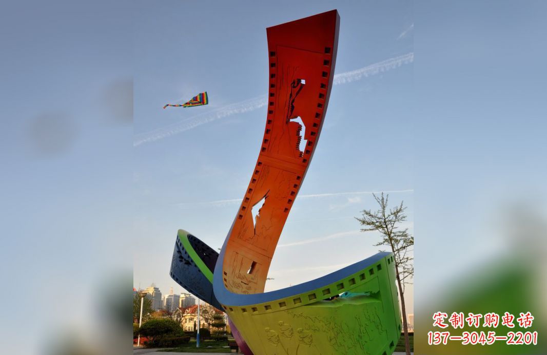 泰州不锈钢五彩胶卷广场雕塑——现代美学的象征