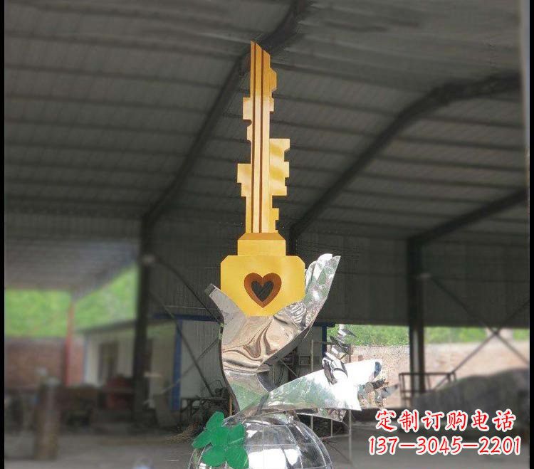 泰州不锈钢校园手提钥匙雕塑