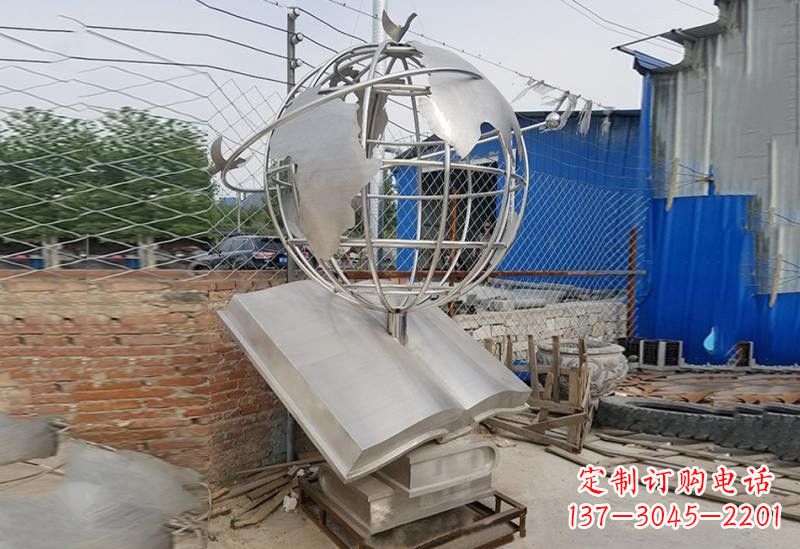 泰州不锈钢校园里的地球雕塑