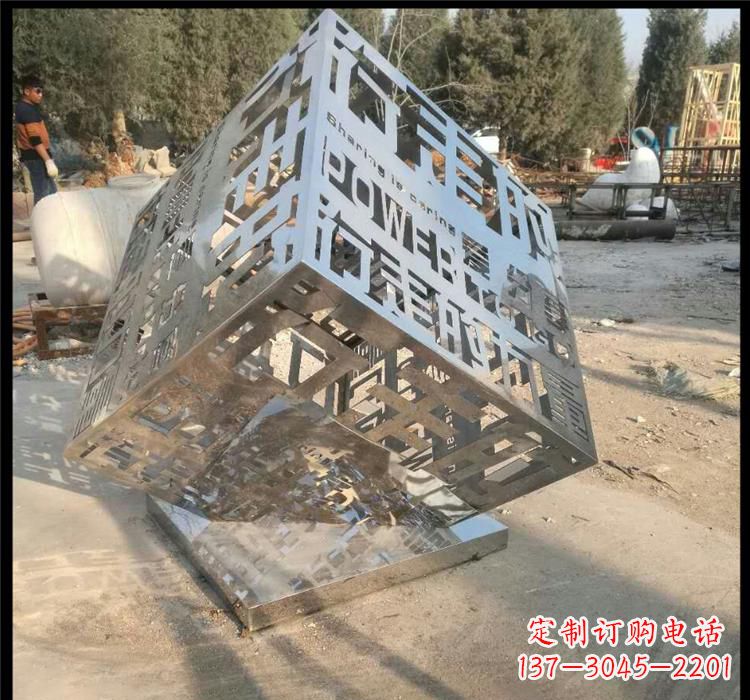 泰州不锈钢艺术镂空魔方雕塑给空间带来新的灵感