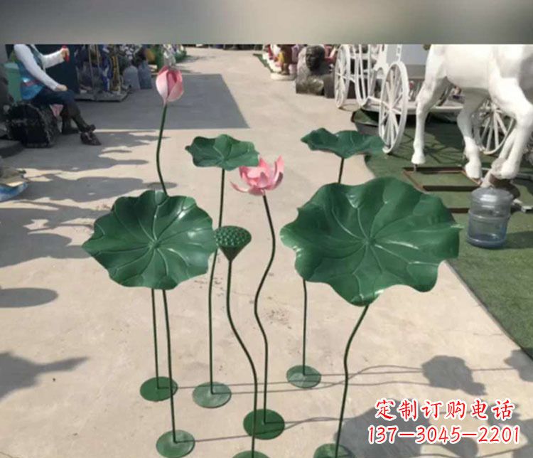 泰州不锈钢荷花雕塑象征着美丽的永恒
