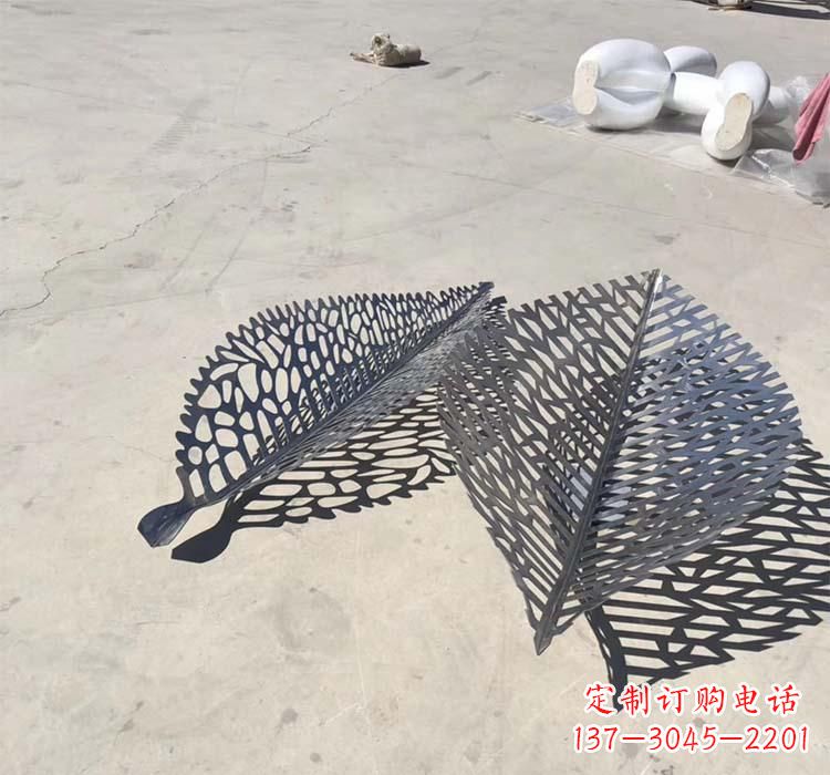 泰州不锈钢园林镂空树叶雕塑给空间增添美感