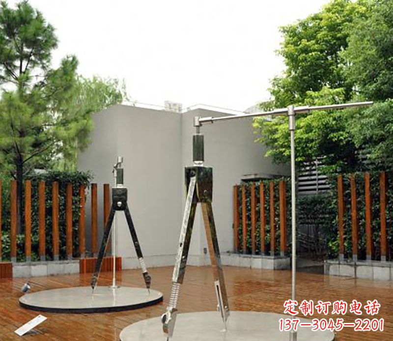泰州以不锈钢精雕细琢的圆规雕塑