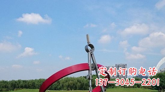 泰州不锈钢圆规雕塑环绕着美景
