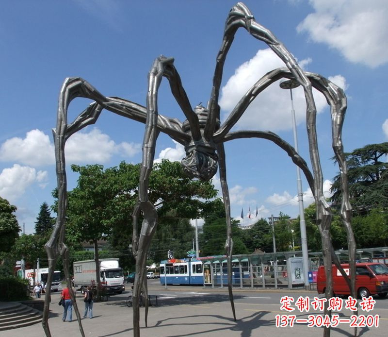 泰州蜘蛛侠雕塑点缀不锈钢的景观