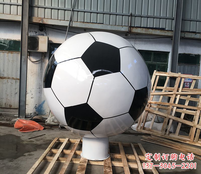泰州激发足球热情的不锈钢足球雕塑