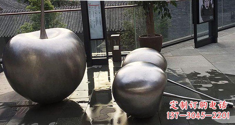 泰州樱桃雕塑点缀步行街美丽景观