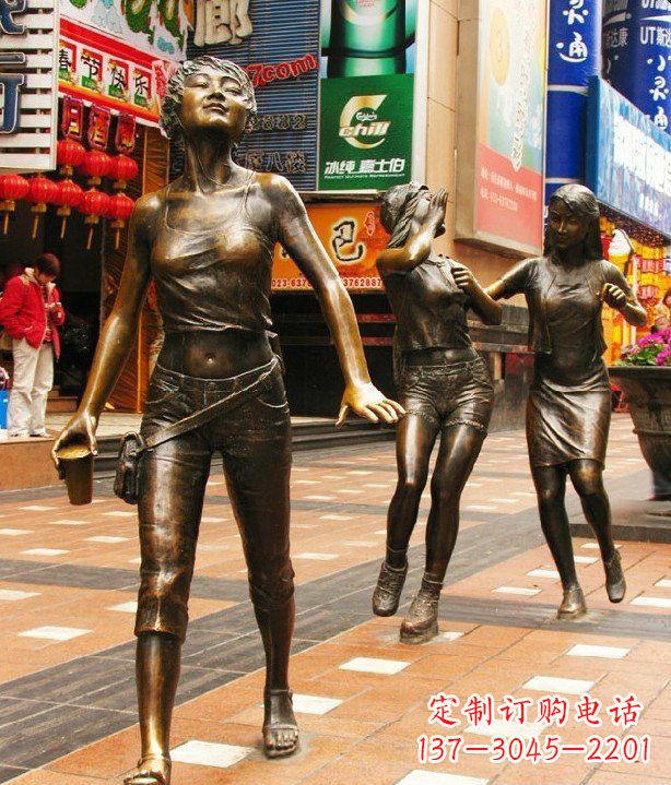 泰州步行街逛街的女孩以铜雕的形式永久保存