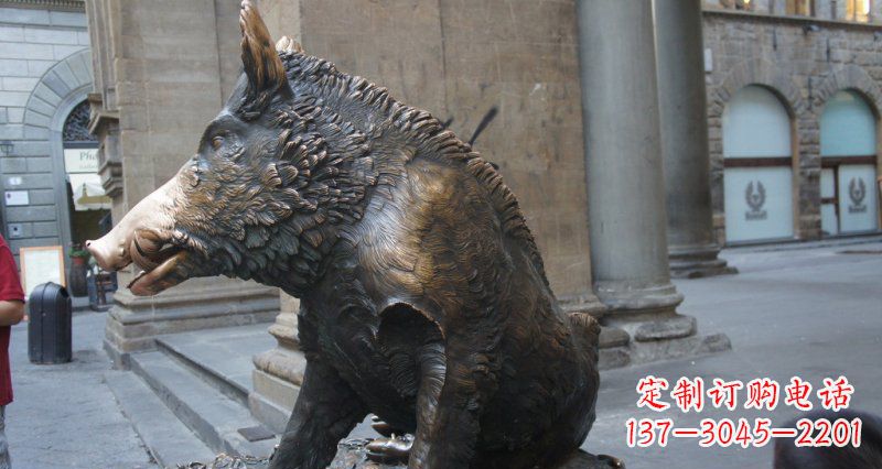 泰州野猪雕塑给步行街带来美丽风景