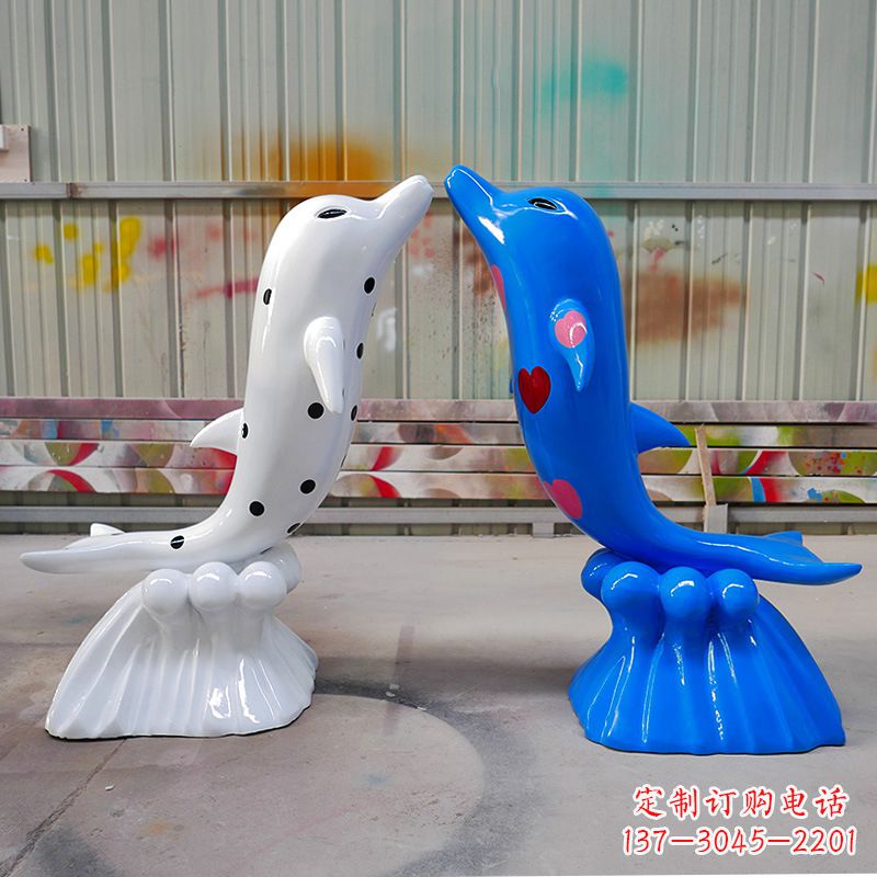 泰州彩绘玻璃钢海豚雕塑，一蓝一白2只