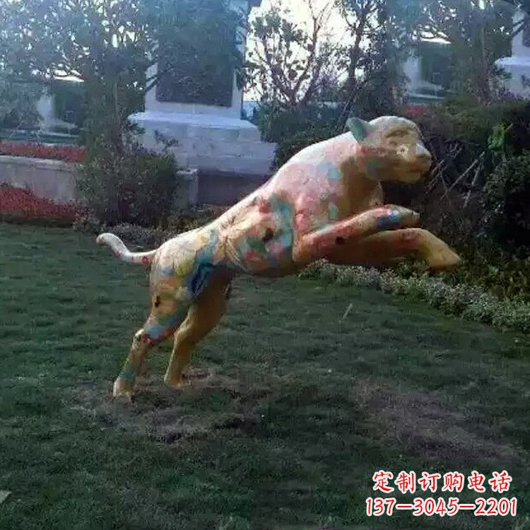 泰州彩绘豹子玻璃钢雕塑-草坪绿地动物摆件