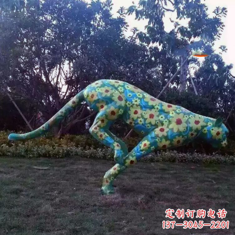 泰州彩绘豹子雕塑-玻璃钢彩绘草坪动物摆件