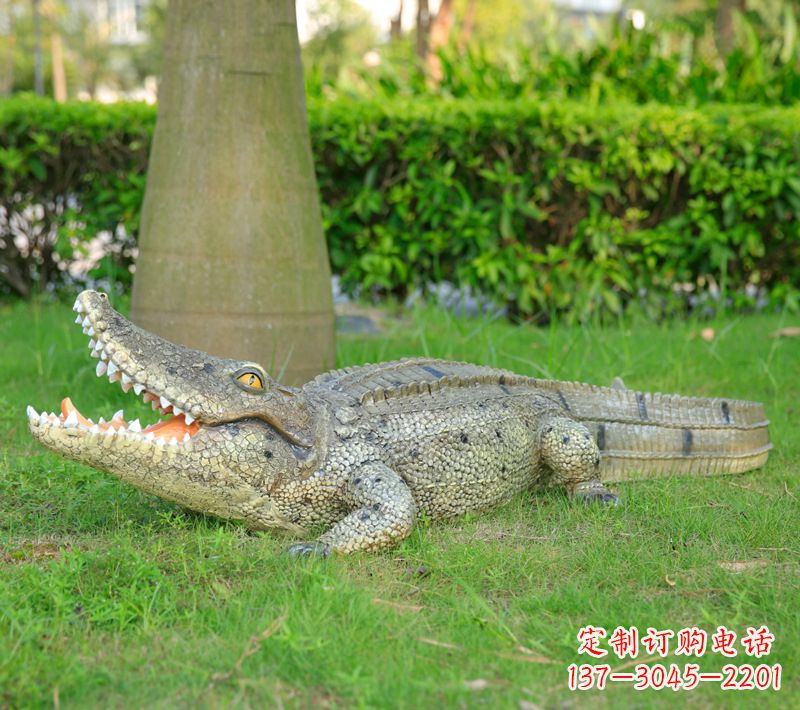 泰州草坪动物雕塑,玻璃钢仿真鳄鱼