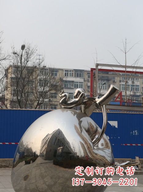 泰州城市中的苹果雕塑