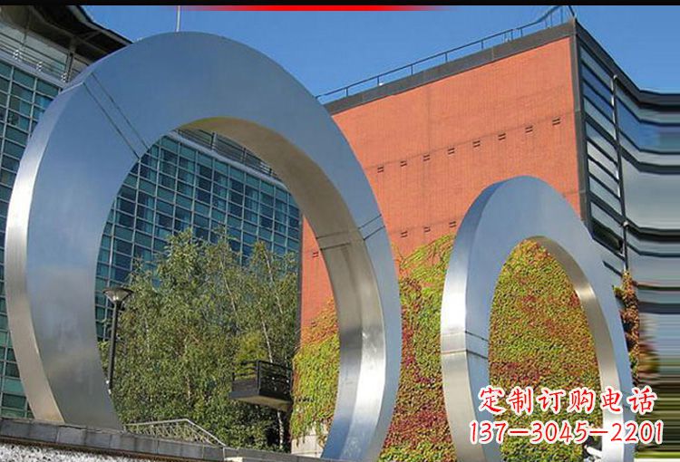 泰州城市空间里的不锈钢圆环雕塑