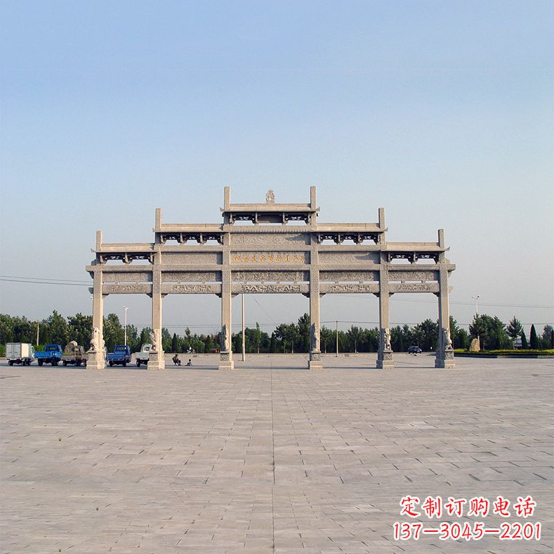 泰州精美石雕牌坊点缀城市广场