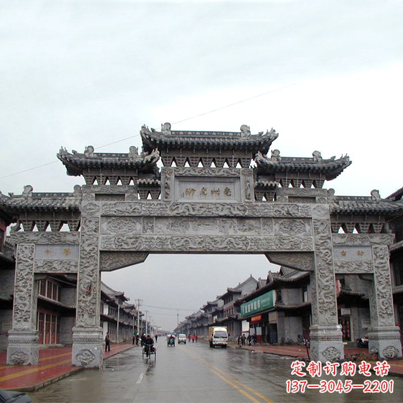 泰州城市街道上的历史风貌——仿古石牌楼