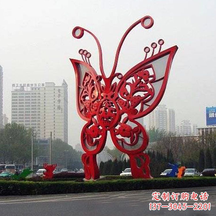 泰州绿化带上的大型红色蝴蝶雕塑