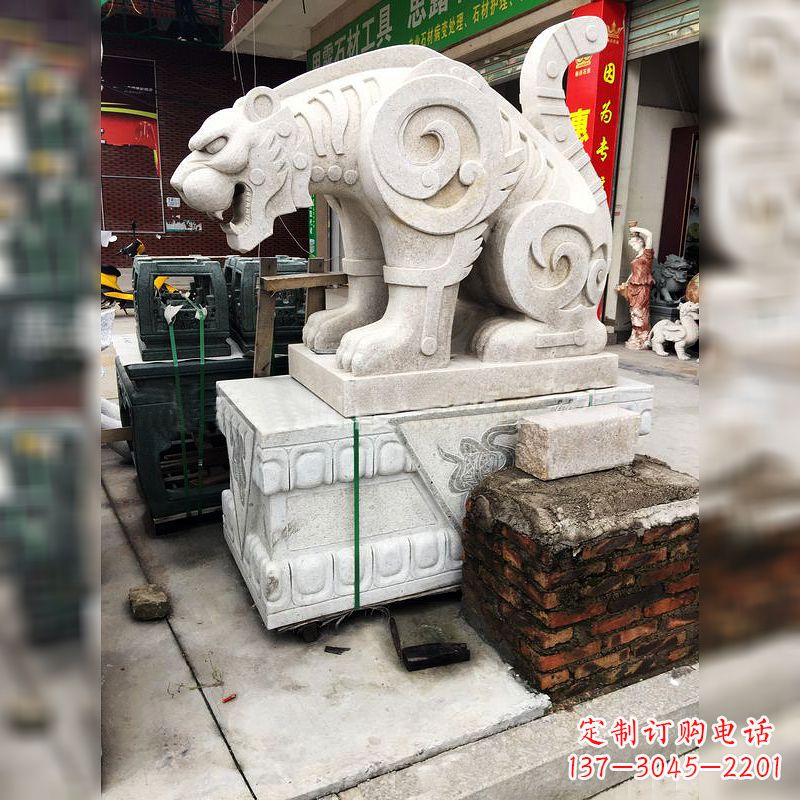 泰州大理石广场大门上的精美豹子雕塑