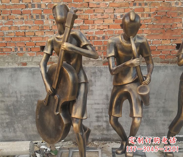 泰州雄伟屹立——萨克斯铜雕