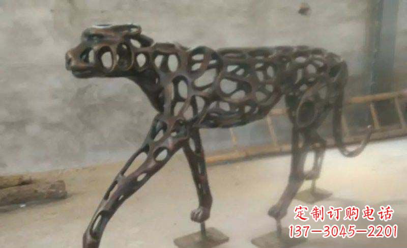 泰州珍贵的豹雕塑——金钱豹公园的标志