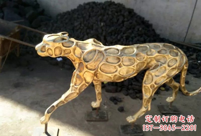 泰州青铜豹雕塑象征着非凡力量与威严