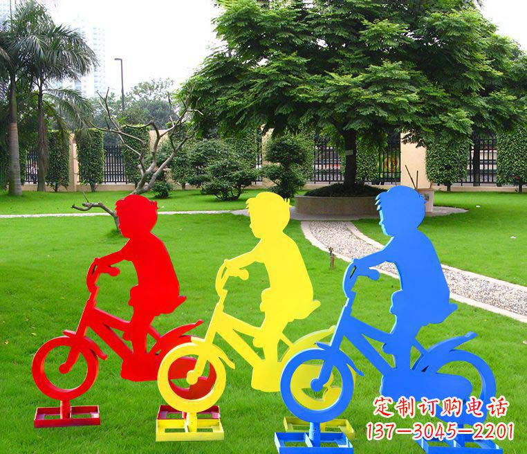 泰州青春无悔——一尊男孩骑车雕塑