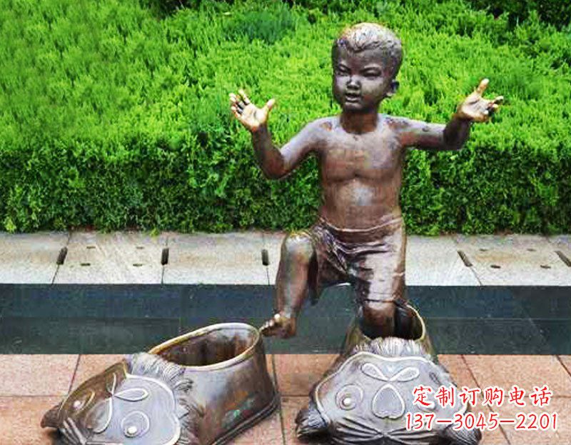 泰州穿老虎鞋的小孩公园小品玻璃钢仿铜雕塑