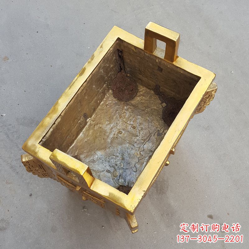 泰州以纯铜铸造的金色香炉鼎