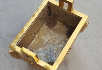 泰州以纯铜铸造的金色香炉鼎