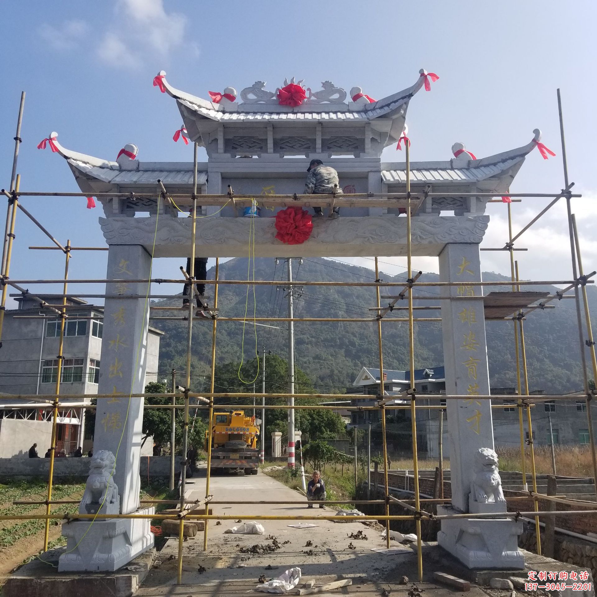 泰州精美的牌坊雕塑,点亮村口