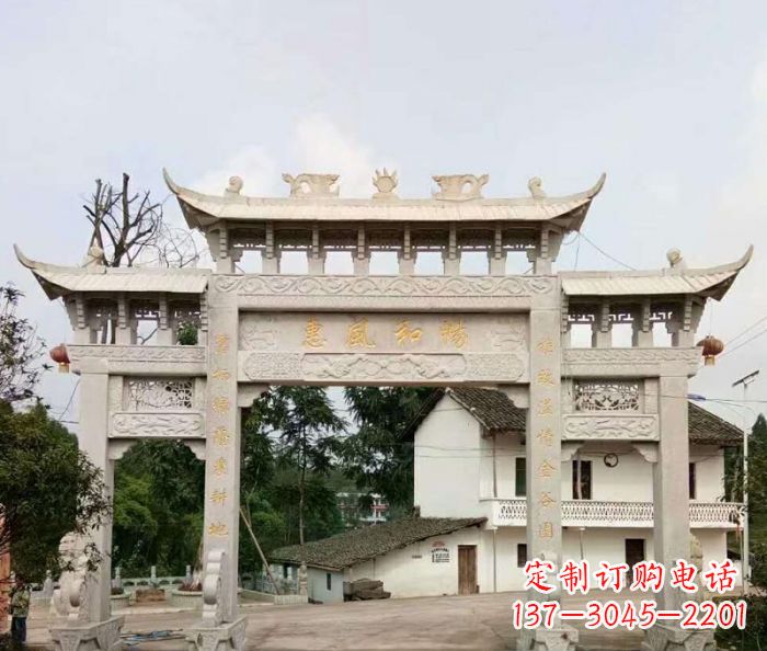 泰州村口三门石雕牌楼精美的雕塑杰作