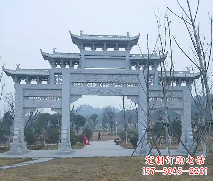 泰州村口三门石雕牌楼古朴华丽