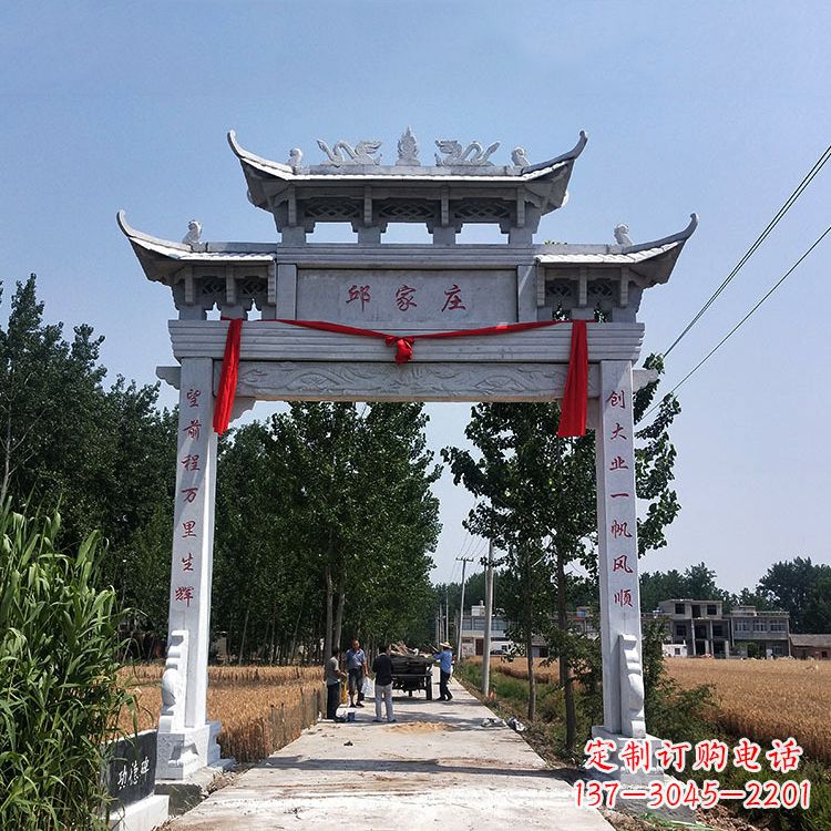 泰州古村落中的石牌坊雕塑
