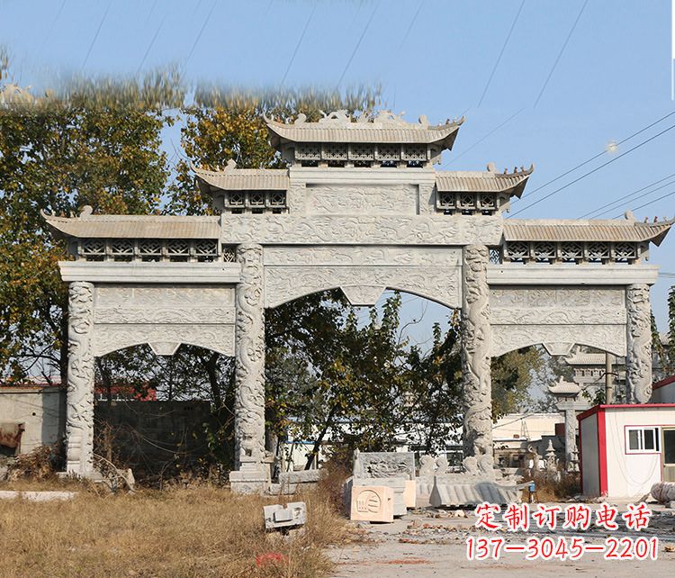 泰州村镇门口的石雕牌坊展现精湛工艺