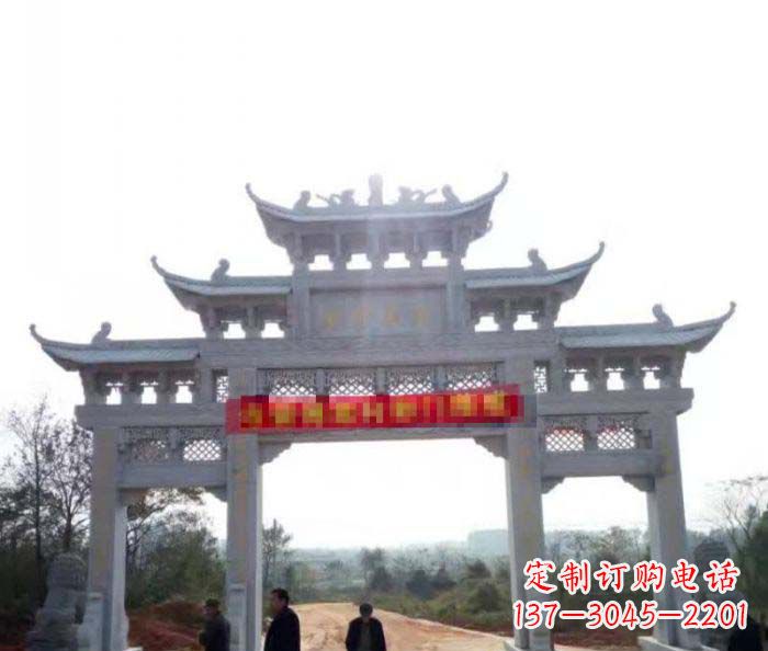 泰州三门石雕牌楼古老而精美的雕塑