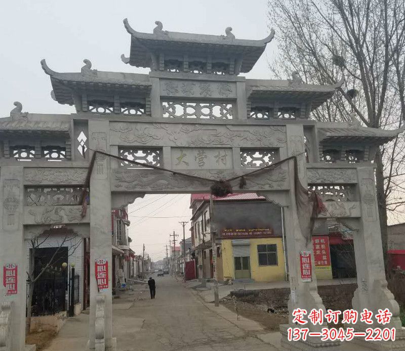 泰州村庄三门石牌坊石雕传承古老文化