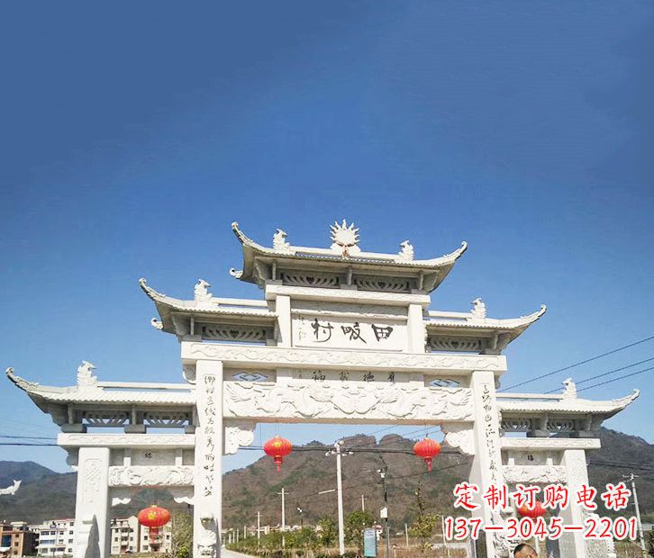 泰州村庄的牌坊雕塑