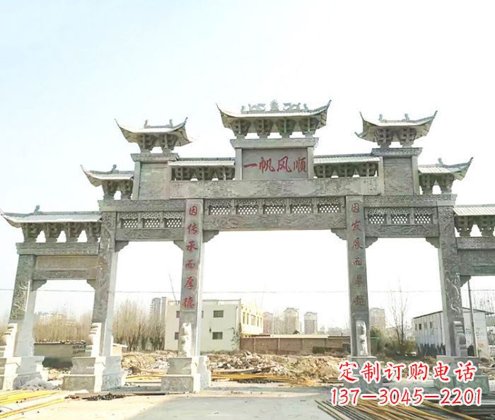 泰州别具一格的大型五门石雕牌楼