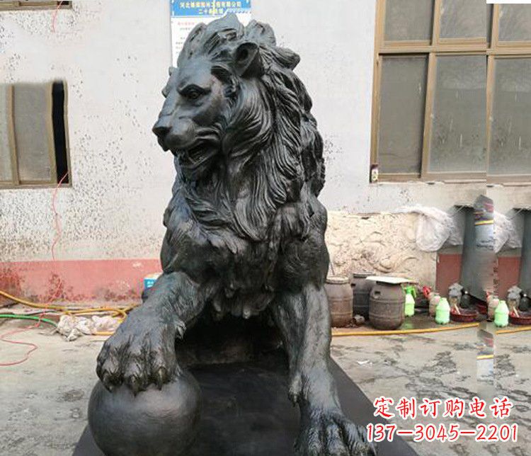 泰州高质量西方踩球狮子铜雕塑