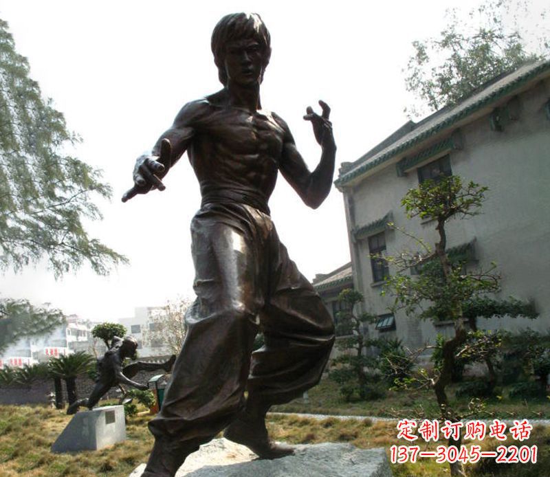 泰州传奇人物李小龙铜雕
