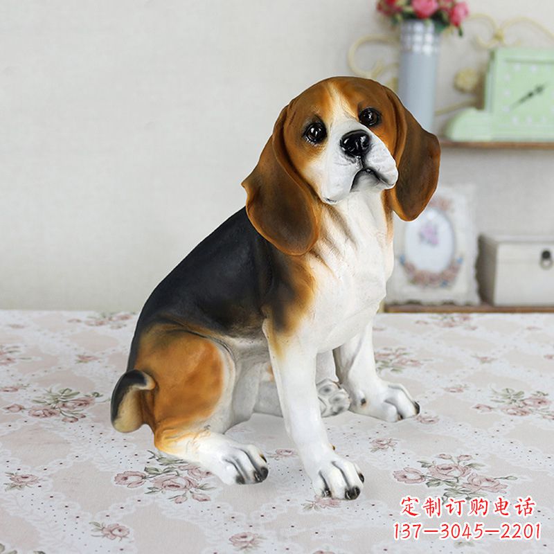 泰州蹲姿仿真比格犬树脂工艺品,别墅家居装饰玻璃钢小狗雕塑