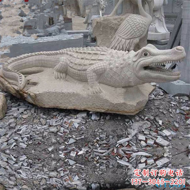 泰州鳄鱼黄沙岩动物石雕精致装饰您的家