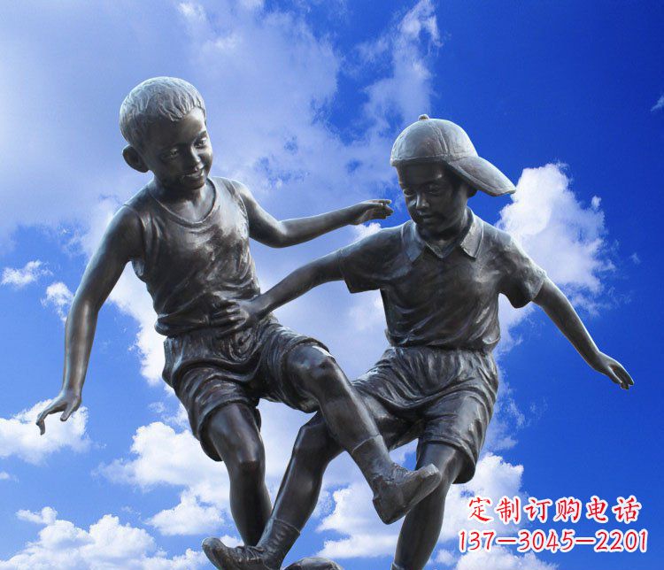 泰州儿童踢球校园玻璃钢仿铜景观雕塑