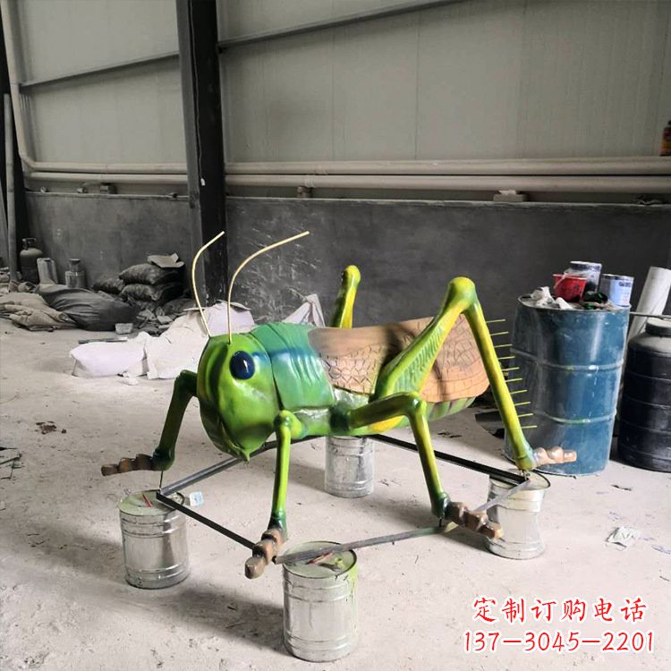 泰州仿真蚂蚱玻璃钢蝗虫雕塑