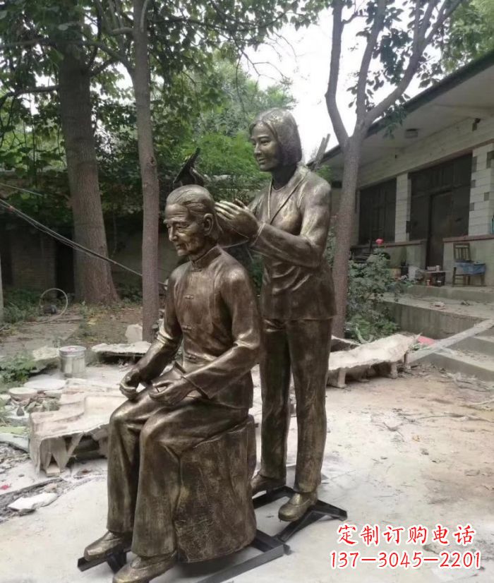 泰州纪念母亲的传统铜雕梳头人物